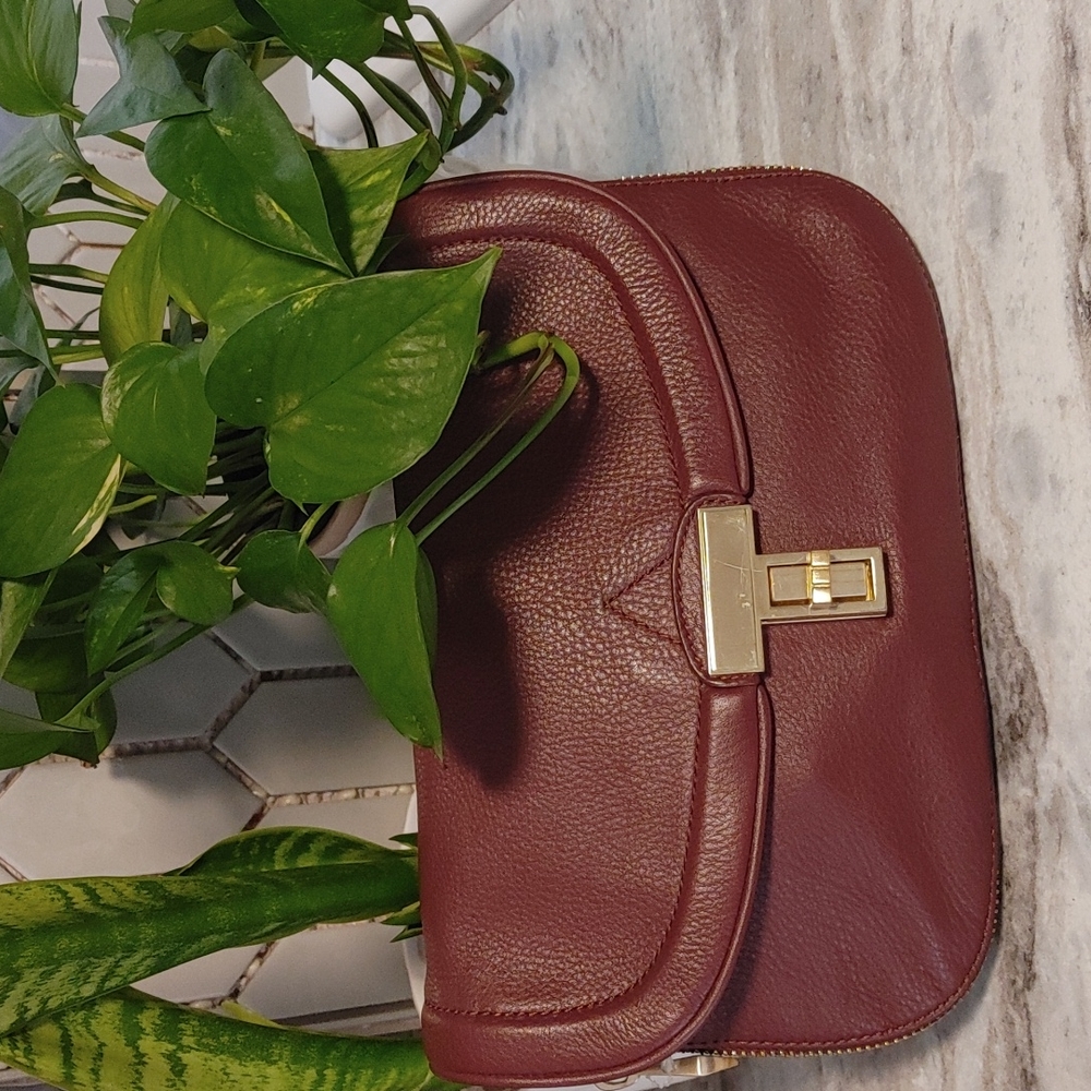 Pour La Victoire Burgundy Vernon clutch, very very good condition